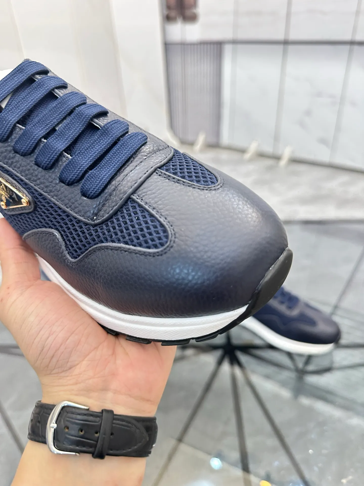 Men's shoes: 💰P600¥ High-end top quality Product trademark: Prada *"Prada*" low-top casual shoes Regular size: 38-45 (can be customized to 46) Product materials: imported first-layer cowhide stitching original material on the upper, water-dyed cowhide lining, cowhide foot pads, original outsole. No.: 001